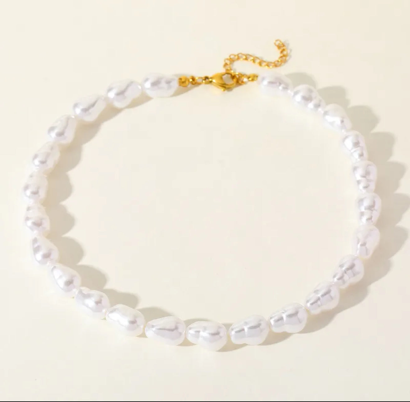 Pearl necklace chocker with a gold clasp 