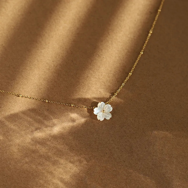 fluer pearl necklace